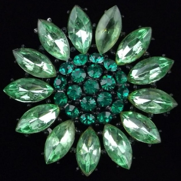 Vintage 1960s Green Rhinestone Flower Brooch 2” diameter - Picture 1 of 3